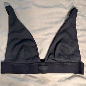SKIMS Plunge bralette. NWT. M
